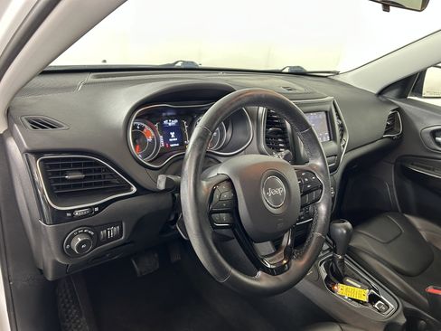 Used 2019 Jeep Cherokee Latitude Plus AWD/4WD image 12