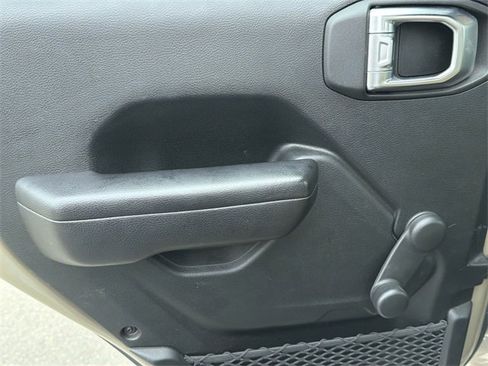 Used 2020 Jeep Gladiator Sport image 23