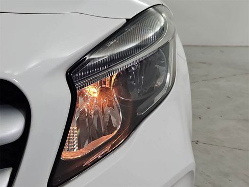 Used 2018 Mercedes-Benz GLA 250 4MATIC image 10