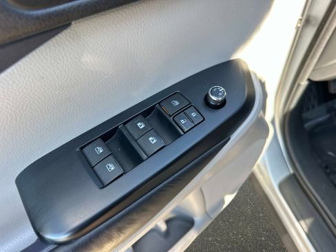 Used 2016 Toyota Highlander XLE image 17