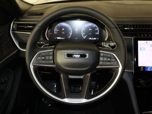 New 2025 Jeep Grand Cherokee Limited image 7
