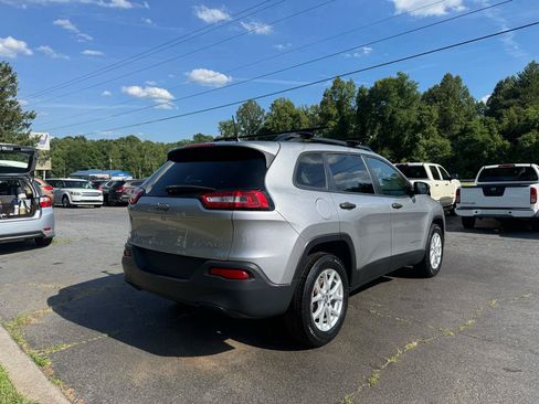 Used 2017 Jeep Cherokee Sport w/ Cold Weather Group AWD/4WD image 5