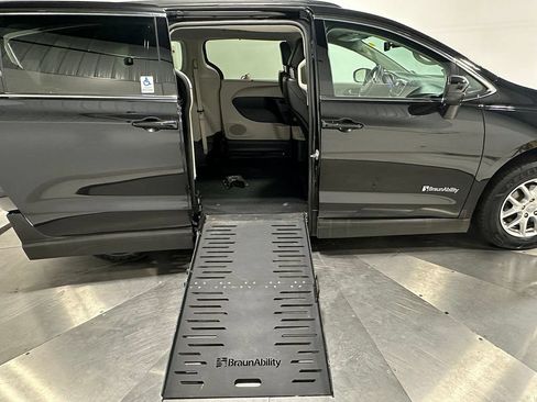 Used 2020 Chrysler Voyager Lxi FWD image 26