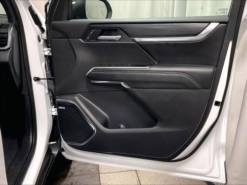 Used 2025 GMC Acadia Elevation image 12