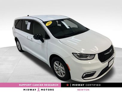 Used 2025 Chrysler Pacifica Select
