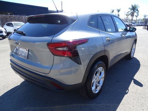 Certified 2025 Chevrolet Trax LS w/ LS Convenience Package FWD image 4