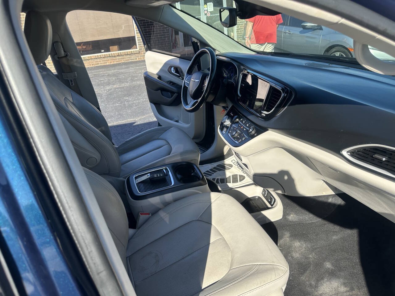 Used 2021 Chrysler Pacifica Touring-L FWD image 19