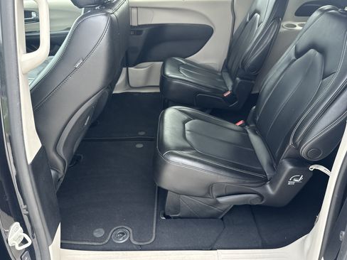 Used 2023 Chrysler Pacifica Touring-L FWD image 18