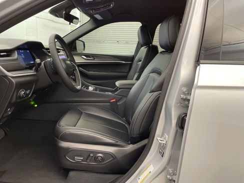 New 2025 Jeep Grand Cherokee Limited w/ Black Appearance Package image 17