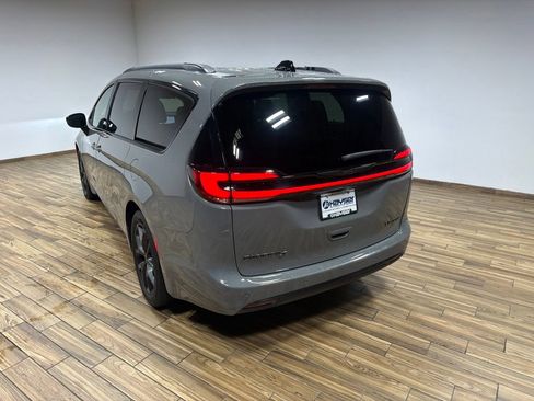 Used 2025 Chrysler Pacifica Limited FWD image 21