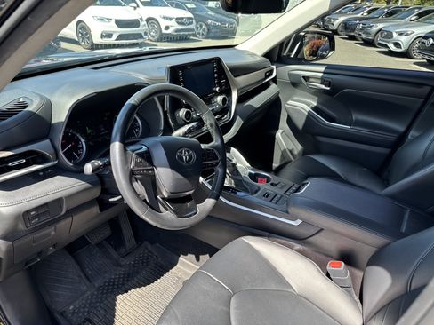 Used 2020 Toyota Highlander XLE AWD/4WD image 15