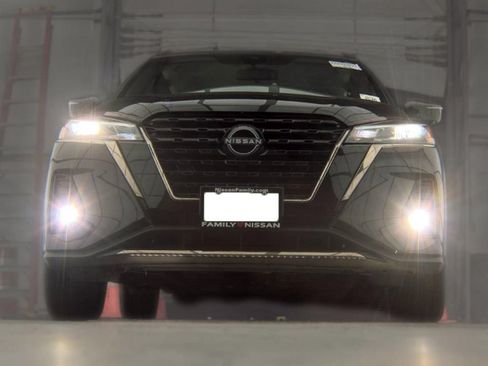 Used 2024 Nissan Kicks SR w/ SR Premium Package FWD image 3