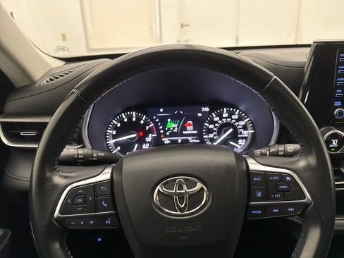 Used 2021 Toyota Highlander XLE AWD/4WD image 17