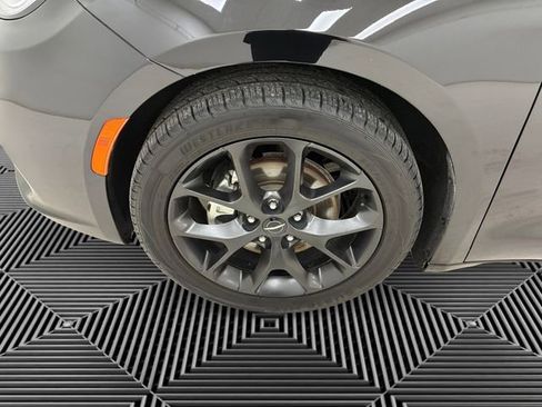 Used 2025 Chrysler Pacifica Limited image 9