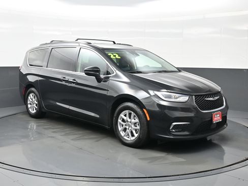 Used 2022 Chrysler Pacifica Touring-L FWD image 8