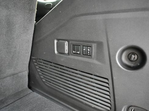 Used 2022 GMC Yukon SLT w/ SLT Premium Package image 28