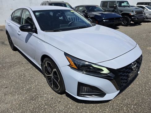 Used 2024 Nissan Altima 2.5 SR FWD image 1