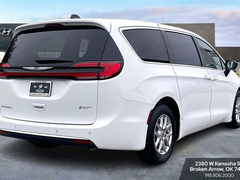 Used 2024 Chrysler Pacifica Touring-L image 9