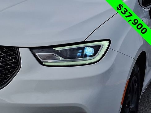 Used 2025 Chrysler Pacifica Premium image 9