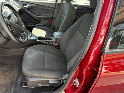 Used 2015 Ford Focus SE w/ SE Sport Package FWD image 9