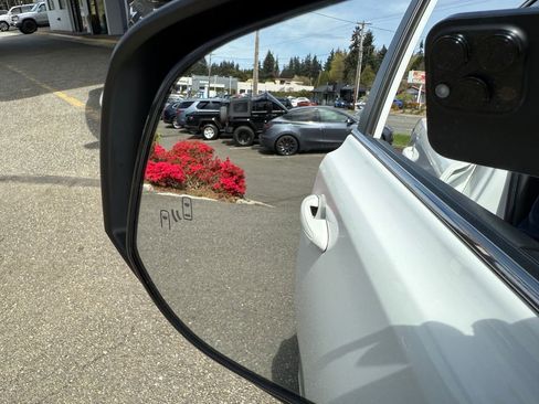 Used 2018 Toyota RAV4 XLE AWD/4WD image 18