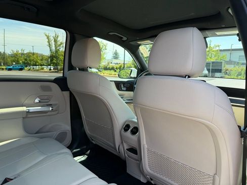 Used 2025 Mercedes-Benz GLB 250 4MATIC image 19