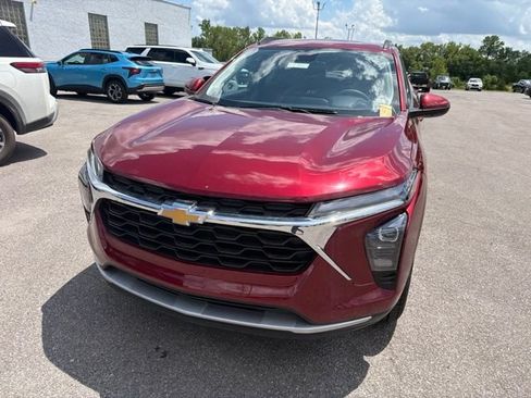 Used 2025 Chevrolet Trax LT FWD image 4