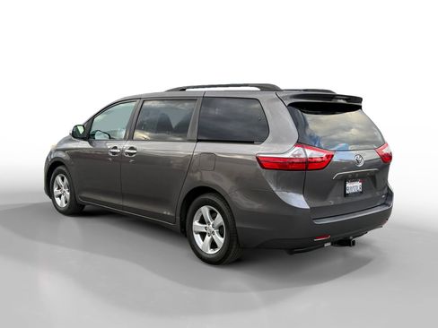 Used 2017 Toyota Sienna LE image 3