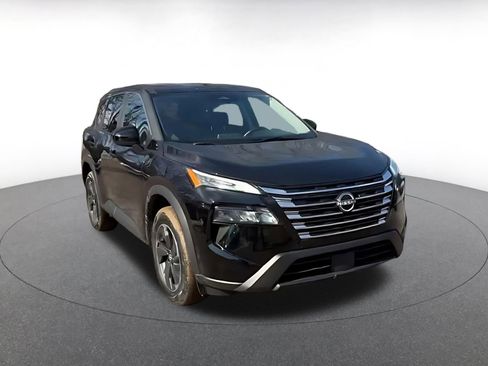 Used 2025 Nissan Rogue SV image 2