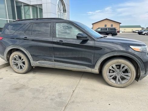 Used 2022 Ford Explorer XLT w/ Equipment Group 202A AWD/4WD image 3