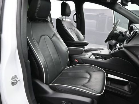 Used 2026 Chrysler Pacifica Limited FWD image 28