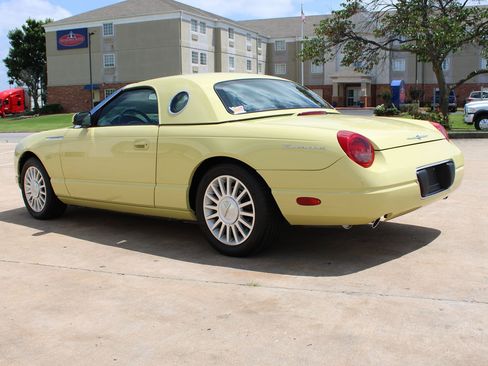 Used 2005 Ford Thunderbird RWD image 28