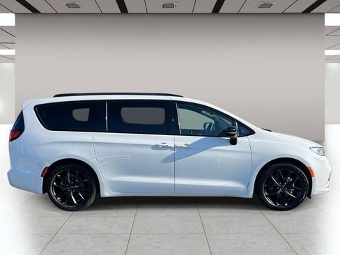 Used 2025 Chrysler Pacifica Limited FWD image 2