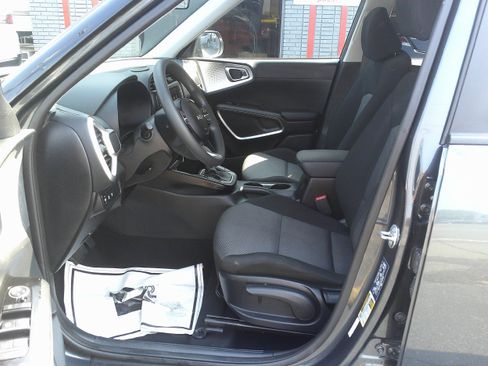 Used 2025 Kia Soul LX FWD image 12