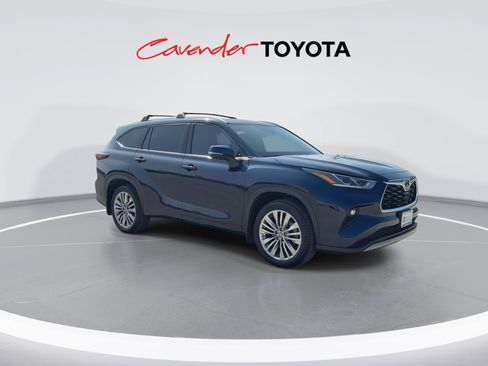Certified 2025 Toyota Highlander Platinum AWD/4WD image 2