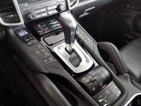 Used 2017 Porsche Cayenne Platinum Edition w/ Premium Package Plus (PJX) image 39