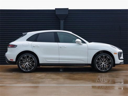 Certified 2025 Porsche Macan AWD/4WD image 8