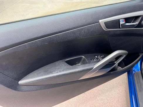 Used 2016 Hyundai Veloster FWD image 12