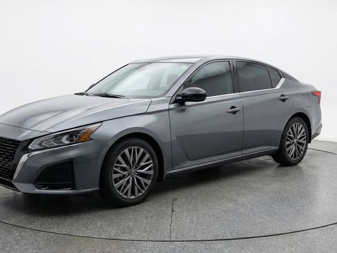 Used 2025 Nissan Altima 2.5 SV image 3
