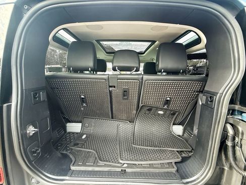 Used 2023 Land Rover Defender 90 SE image 30