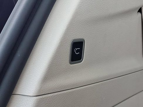 Used 2024 Chrysler Pacifica Touring-L FWD image 22