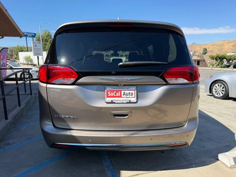 Used 2017 Chrysler Pacifica Touring-L w/ Tire & Wheel Group FWD image 4