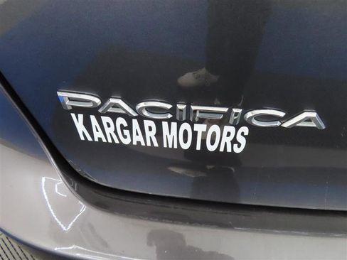 Used 2023 Chrysler Pacifica Touring-L FWD image 13