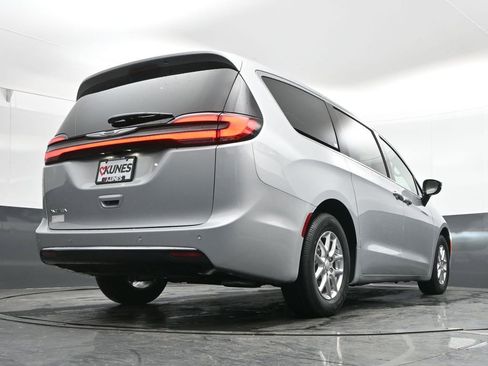 New 2026 Chrysler Pacifica Select image 38