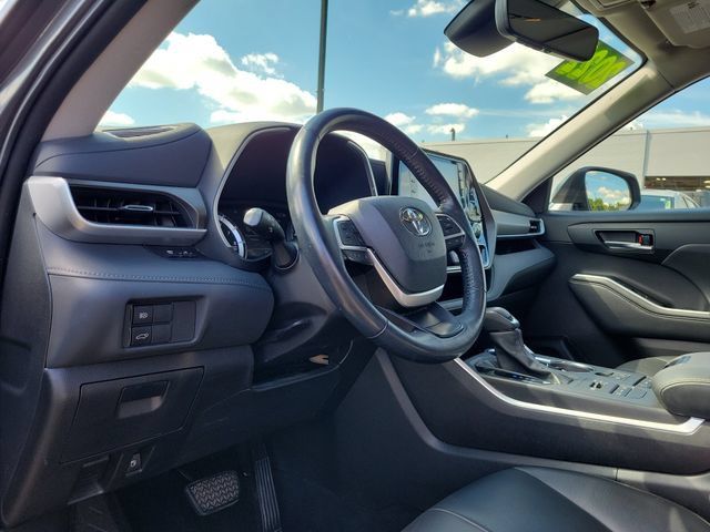 Used 2022 Toyota Highlander XLE AWD/4WD image 6