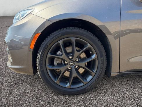 Certified 2022 Chrysler Pacifica Limited w/ Uconnect Theater Family Group AWD/4WD image 9