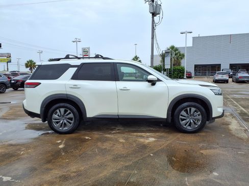 Used 2024 Nissan Pathfinder SV FWD image 11