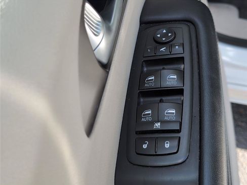 Used 2018 Chrysler Pacifica Limited FWD image 16