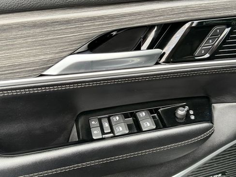 Used 2024 Jeep Wagoneer L Series II w/ Flexible Seating Group image 11