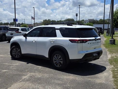 New 2026 Nissan Pathfinder SV w/ SV Premium Package FWD image 5